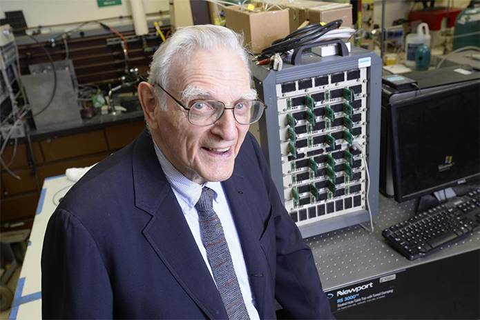 John Goodenough, co-inventor das baterias de lítio, pode ter inventado nova tecnologia para substituir os íons de lítio no interior das baterias (Foto: Divulgação/Universidade do Texas)