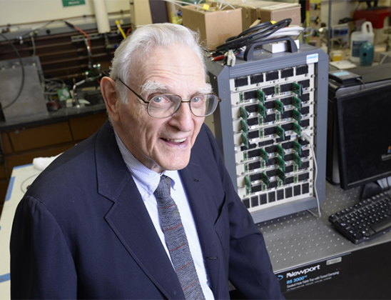 John Goodenough, co-inventor das baterias de lítio, pode ter inventado nova tecnologia para substituir os íons de lítio no interior das baterias (Foto: Divulgação/Universidade do Texas)